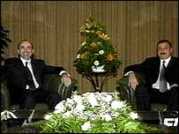 Президент Азербайджана Ильхам Алиев (справа) и президент Армении Роберт Кочарян