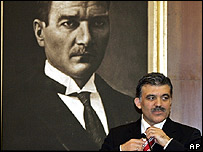 Абдулла Гюль на фоне портрета Кемаля Ататюрка, основателя Турецкой Республики